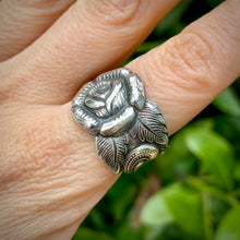 Load image into Gallery viewer, Beautiful Rose Spoon Ring
